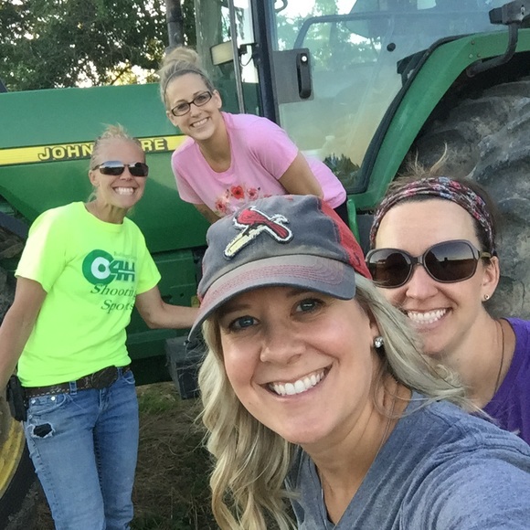 Meet your Posher, Laura - Picture 1 of 1